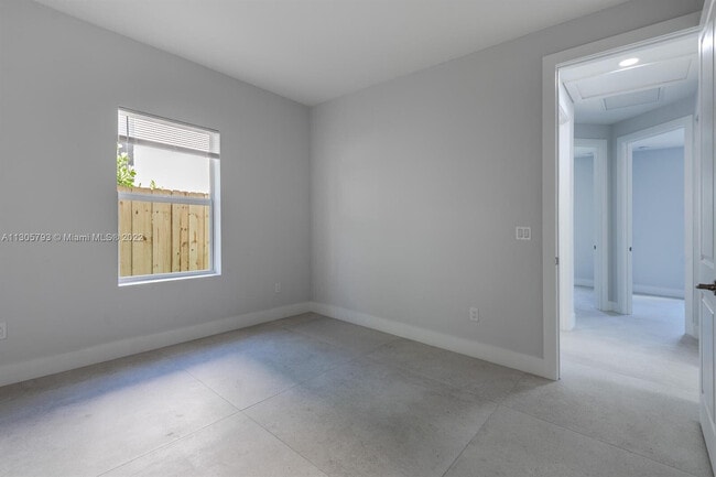 Building Photo - 513 6th Ave S