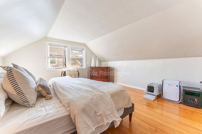 Building Photo - 3309 N Leavitt St