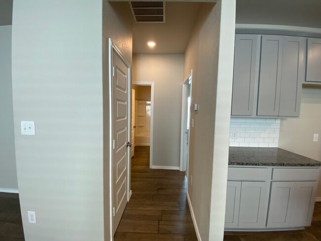 Building Photo - Fabulous 4/2 single story conveniently loc...