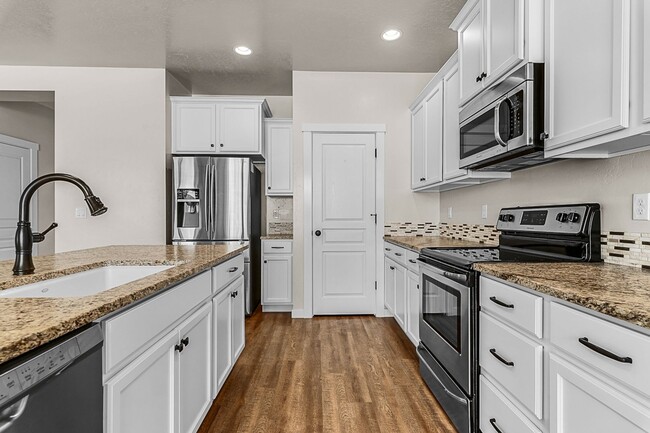 Building Photo - Beautiful 5bd/2.5ba, 3-car Tandem Garage H...