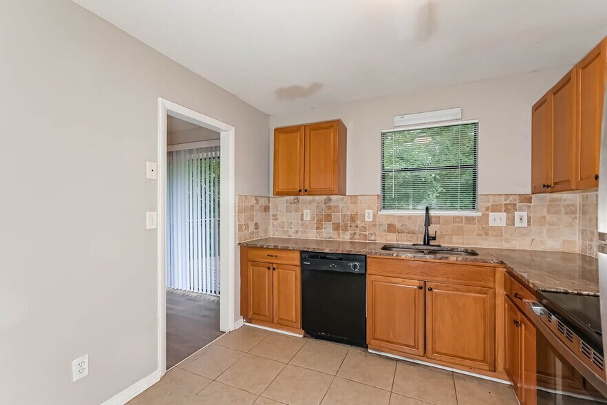 Building Photo - 3592 Riverchase Dr