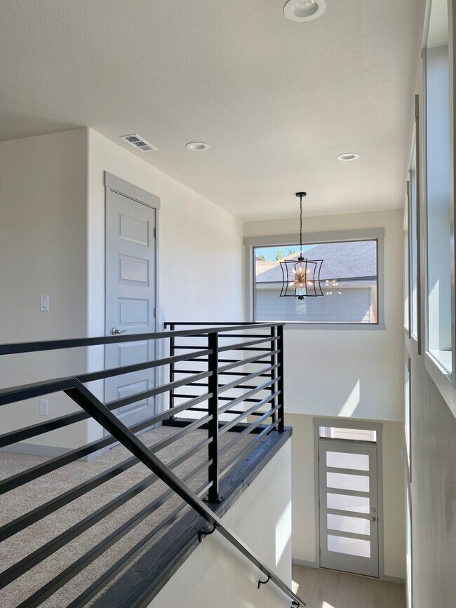 Building Photo - Stunning Southridge Rental with RV Garage & Luxury Finishes!
