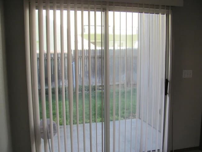 Building Photo - 461 Summertree Ln