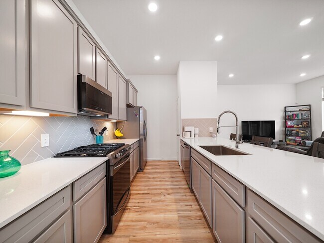 Building Photo - 674 Royal Arch Dr