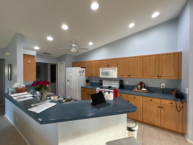 Building Photo - 20068 Lake Vista Cir N