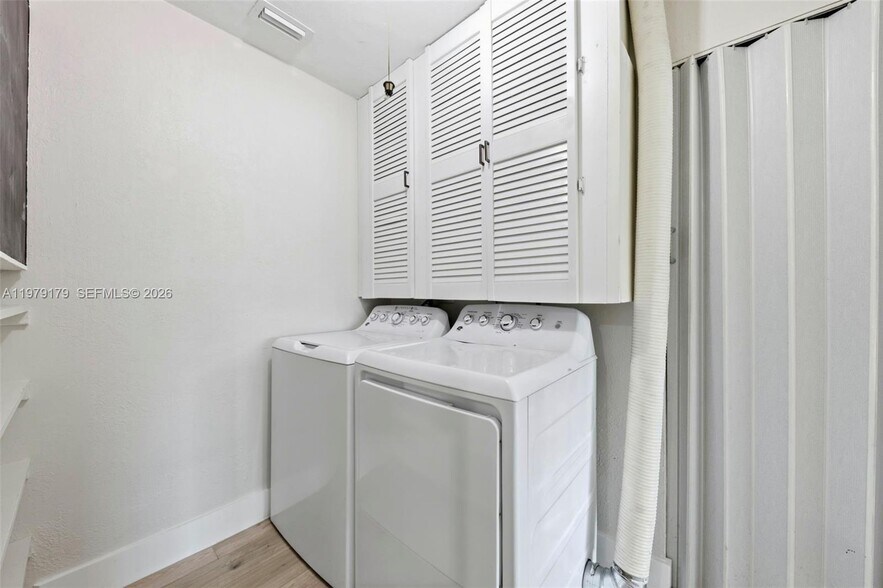 Building Photo - 4561 SW 25th Ter