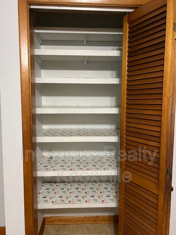 Building Photo - 5801 Ridgewood Rd