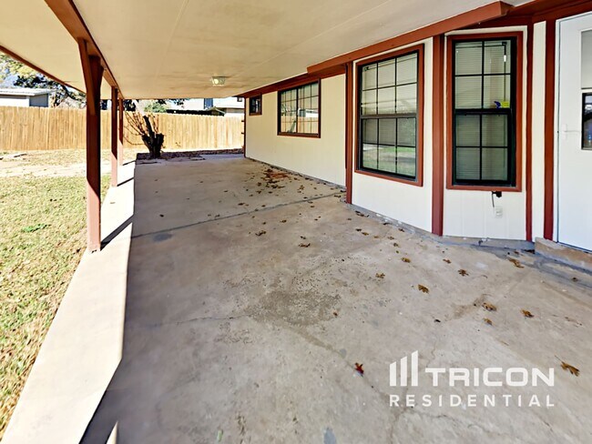 Building Photo - 6810 Maple Lk St