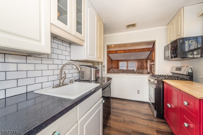 Building Photo - 53 Laurel Dr