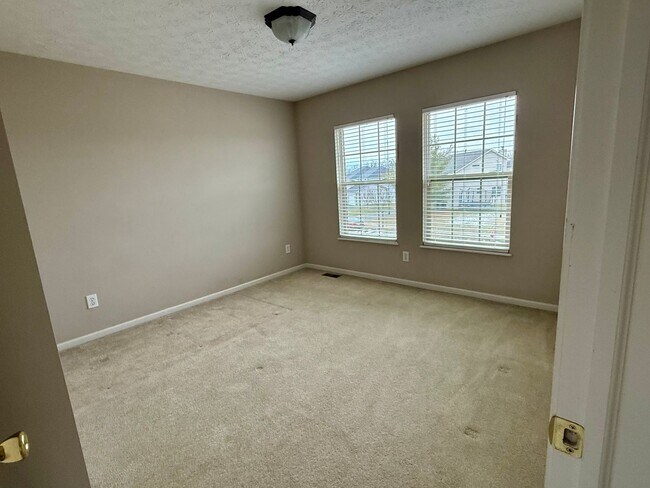 Building Photo - Gorgeous 4 bedroom, 2.5 bath home located in Pickerington Schools