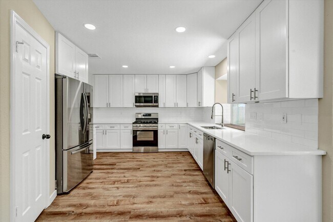 Building Photo - 412 Steeplechase Dr