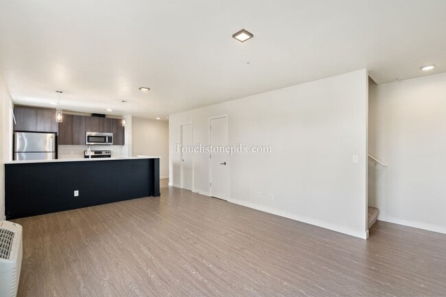 Building Photo - Contemporary 2 BD | 1.5 BA Apartment in The Heart of Northeast Portland