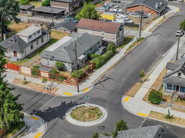 Building Photo - Spacious 2-Bedroom Duplex Near Tacoma Mall...