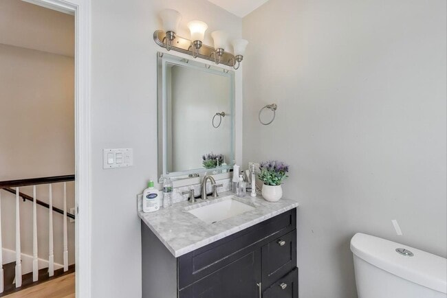 Building Photo - 9 Monroe Ct