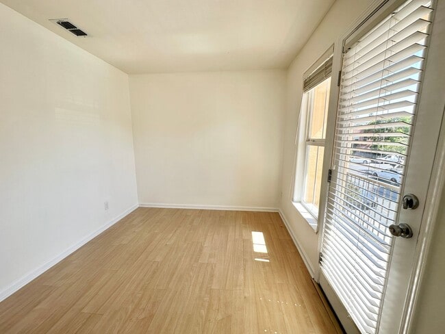 Building Photo - Hamilton 3+bd/2.5bth Townhome w/Den
