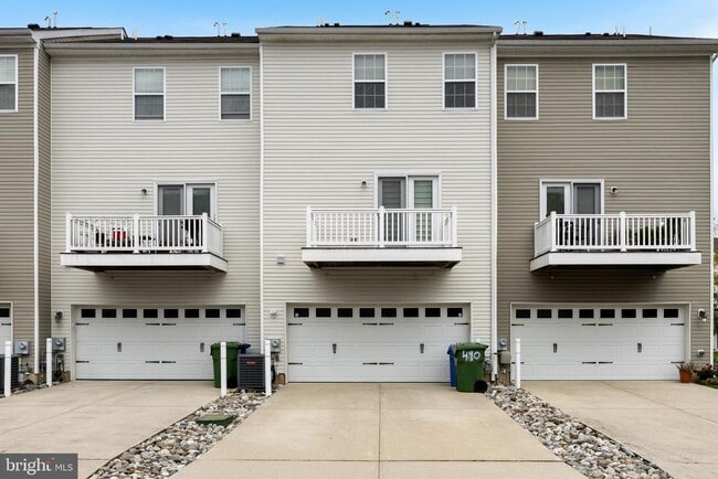 Building Photo - 490 N Palace Dr