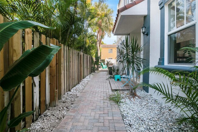 Building Photo - 732 NE 15th Ave