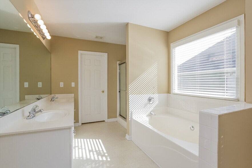 Building Photo - 3046 Woodbridge Ln