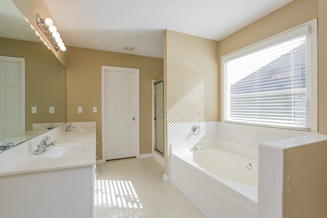 Building Photo - 3046 Woodbridge Ln