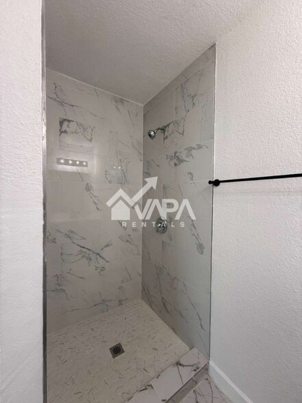 Building Photo - 411 Yolanda Dr