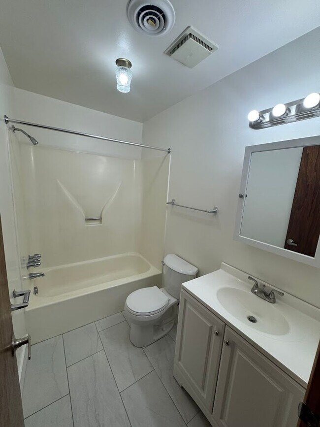 Building Photo - 1748 Jancey St