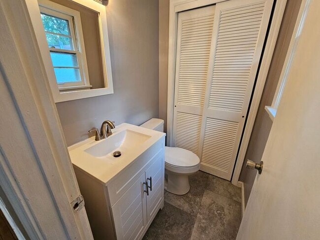 Building Photo - Spacious 3 Bedroom, 1.5 Bath House with Detached Garage