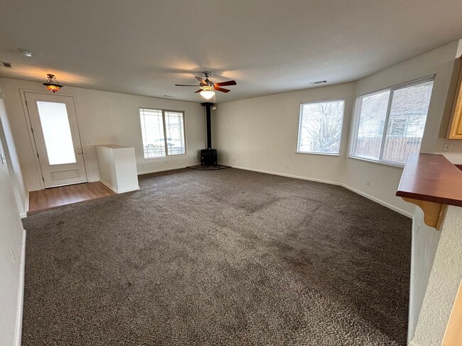 Building Photo - Spacious 3 Bedroom 2 bath House in Dayton !