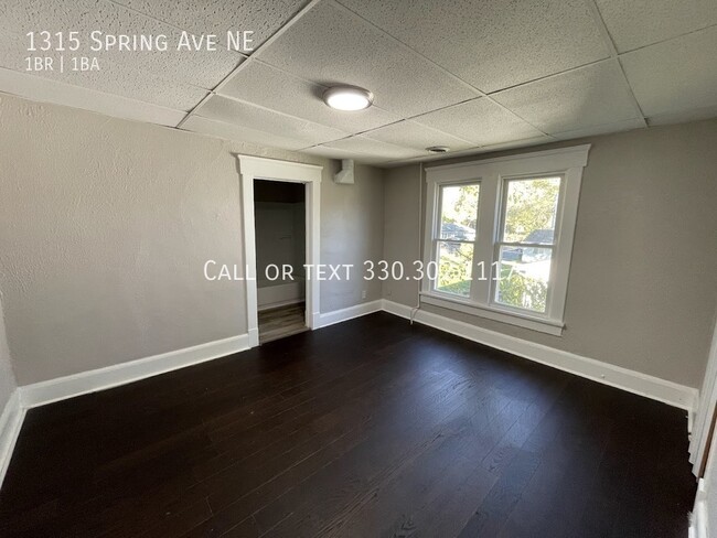 Building Photo - One bedroom one bathroom second level apar...