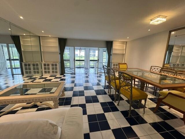 Building Photo - 8045 Eastlake Dr