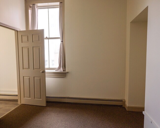 Building Photo - 260 College St