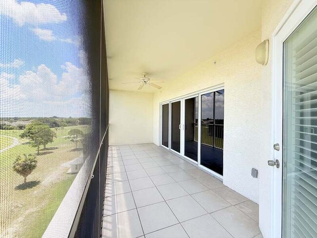 Building Photo - 1200 Country Club Dr