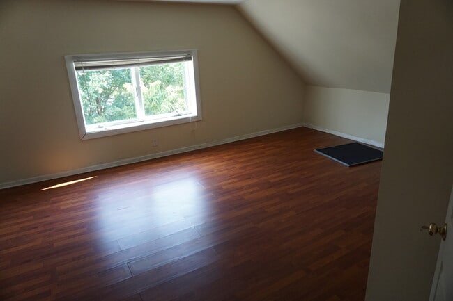 Building Photo - 6 Bedroom 3 full bath House