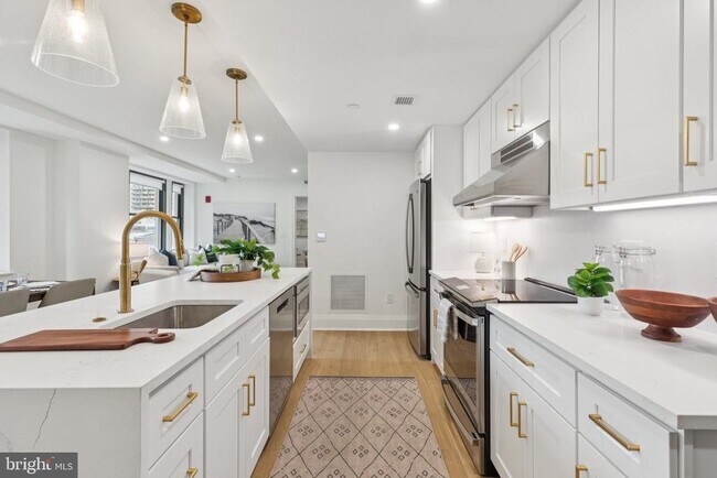 Building Photo - 135 S 19th St