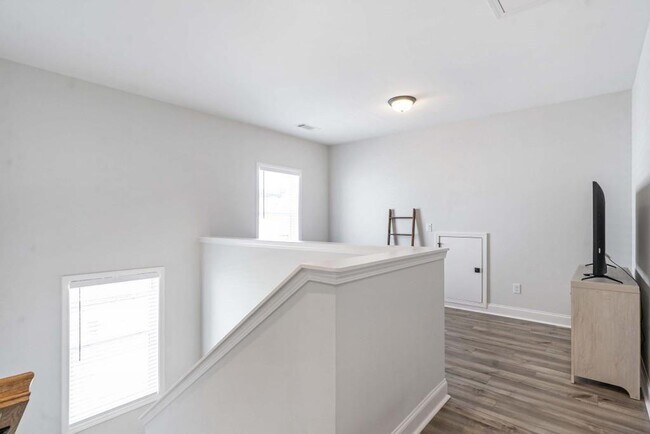 Building Photo - 2595 Whistler Wy NE