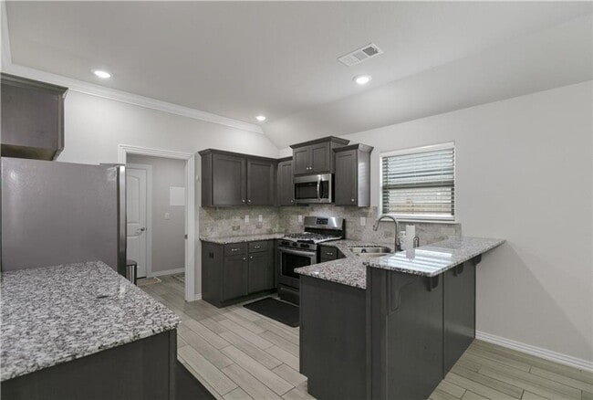 Building Photo - Great home perfect for backyard entertaining