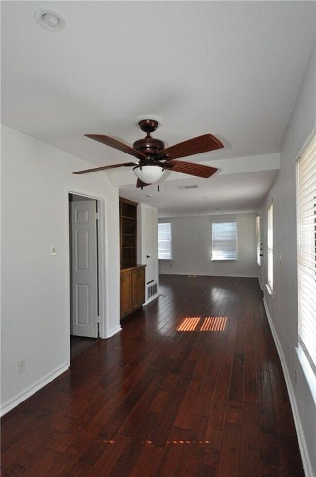 Building Photo - Fantastic Floorplan & Walking Distance To ...