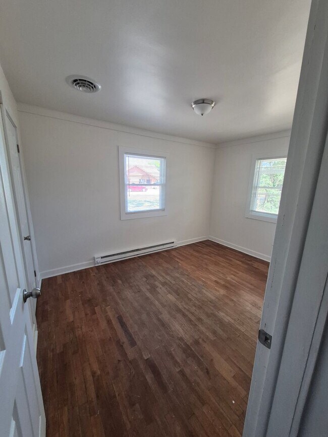 Building Photo - 2 bed, 1 Bath house in Bolivar, Mo! Call Quick!