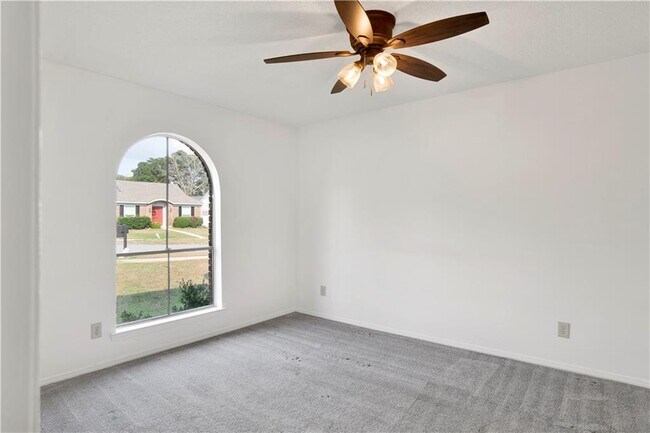 Building Photo - 6071 Highland Cir N