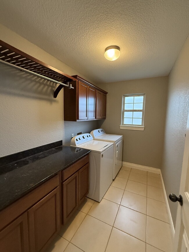 Building Photo - Great Outdoor Living Space / 4BR with 3 Ca...