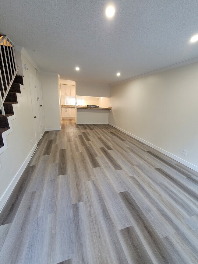 Building Photo - 854 Glenway Dr