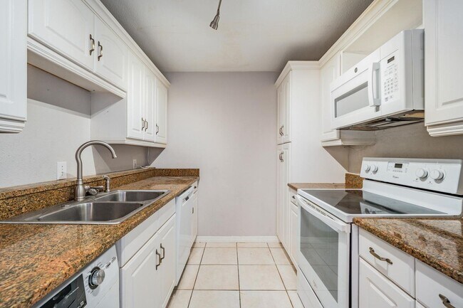 Building Photo - Spacious 2 Bed 2 Bath Condo in Heart of South Tampa