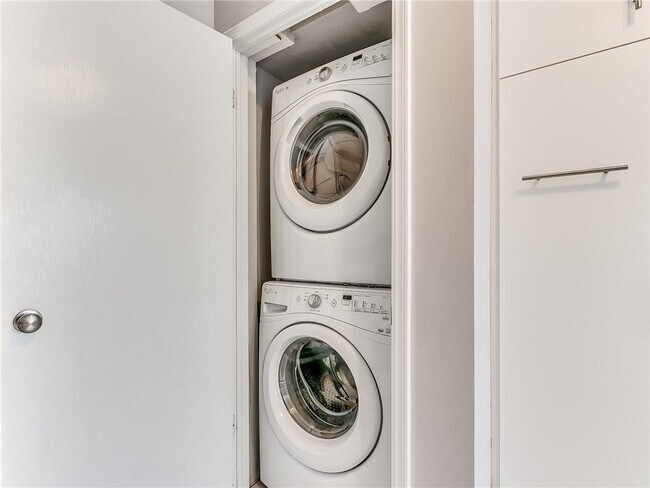 Building Photo - 1703 E Lindsey St