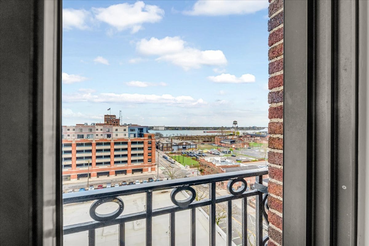 Building Photo - 2900 E Jefferson Ave