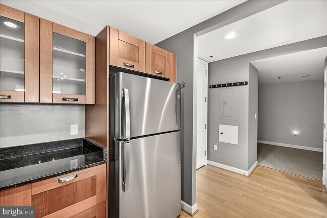 Building Photo - 5750 Bou Ave