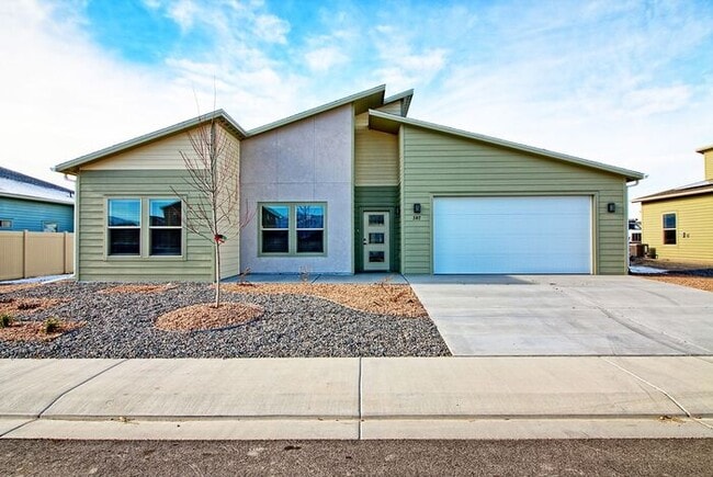 Primary Photo - Beautiful Brand-New 3 Bedroom Home Near the Colorado River & Trail System
