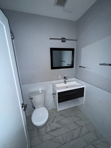 Building Photo - 1523 W Girard Ave