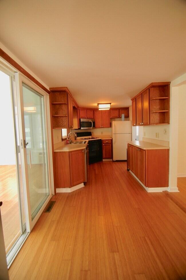 Building Photo - 7099 Lakeshore Rd