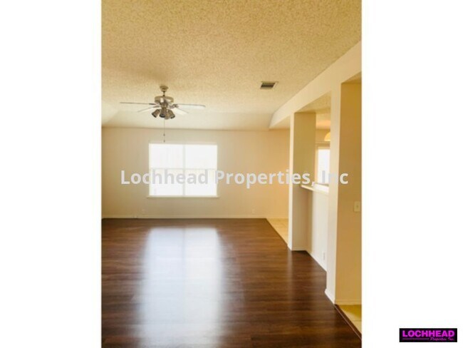 Building Photo - Beautiful home located in the Oakridge Sou...