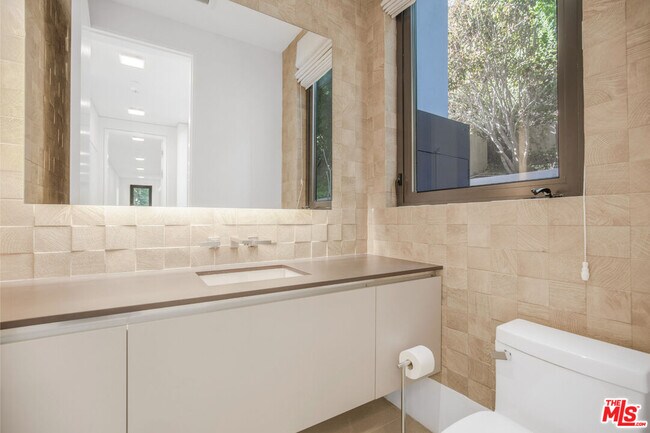 Building Photo - 9255 Swallow Dr