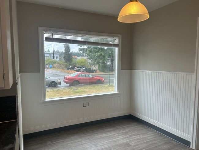 Building Photo - Charming 3 Bedroom Home